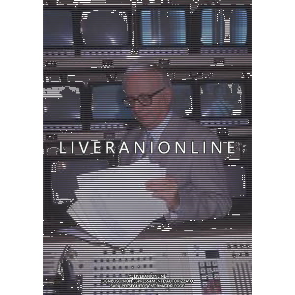 RETROSPETTIVA ENZO BIAGI GIORNALISTA E SCRITTORE E CONDUTTORE TELEVISIVO NELLA FOTO ENZO BIAGI NELLA TRASMISSIONE TELEVISIVA “IL CASO“ NELL\'ANNO 1985 AG ALDO LIVERANI SAS