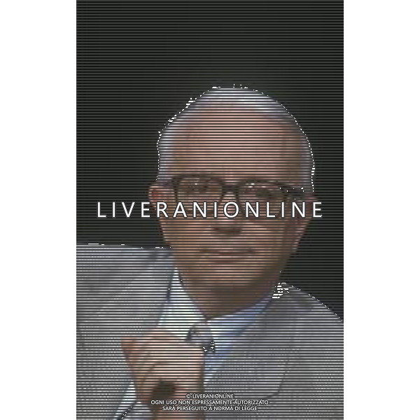 RETROSPETTIVA ENZO BIAGI GIORNALISTA E SCRITTORE E CONDUTTORE TELEVISIVO NELLA FOTO ENZO BIAGI NELLA TRASMISSIONE TELEVISIVA “IL CASO“ NELL\'ANNO 1985 AG ALDO LIVERANI SAS