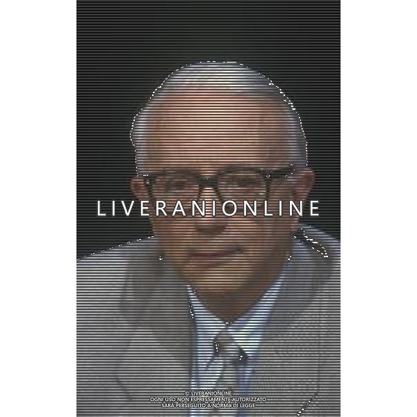 RETROSPETTIVA ENZO BIAGI GIORNALISTA E SCRITTORE E CONDUTTORE TELEVISIVO NELLA FOTO ENZO BIAGI NELLA TRASMISSIONE TELEVISIVA “IL CASO“ NELL\'ANNO 1985 AG ALDO LIVERANI SAS