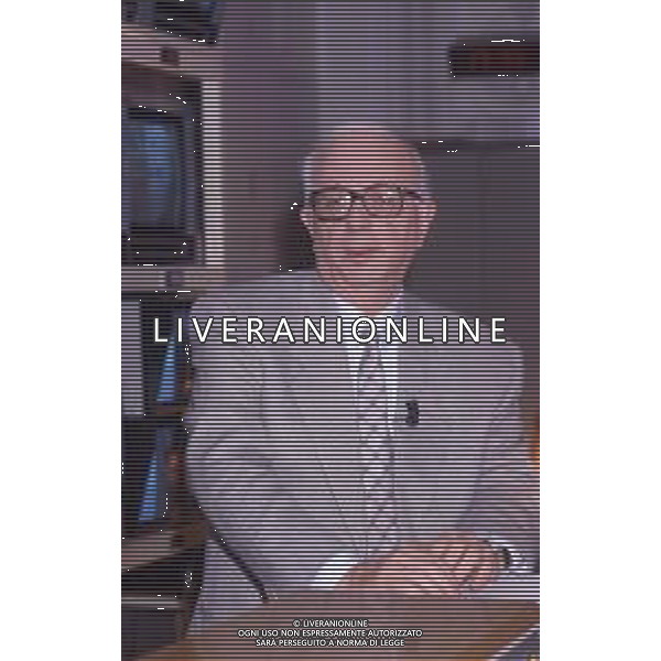 RETROSPETTIVA ENZO BIAGI GIORNALISTA E SCRITTORE E CONDUTTORE TELEVISIVO NELLA FOTO ENZO BIAGI NELLA TRASMISSIONE TELEVISIVA “IL CASO“ NELL\'ANNO 1985 AG ALDO LIVERANI SAS