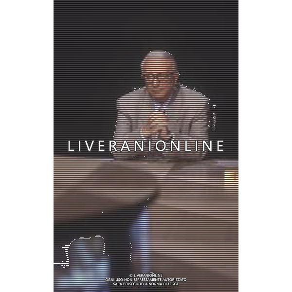 RETROSPETTIVA ENZO BIAGI GIORNALISTA E SCRITTORE E CONDUTTORE TELEVISIVO NELLA FOTO ENZO BIAGI NELLA TRASMISSIONE TELEVISIVA “IL CASO“ NELL\'ANNO 1985 AG ALDO LIVERANI SAS