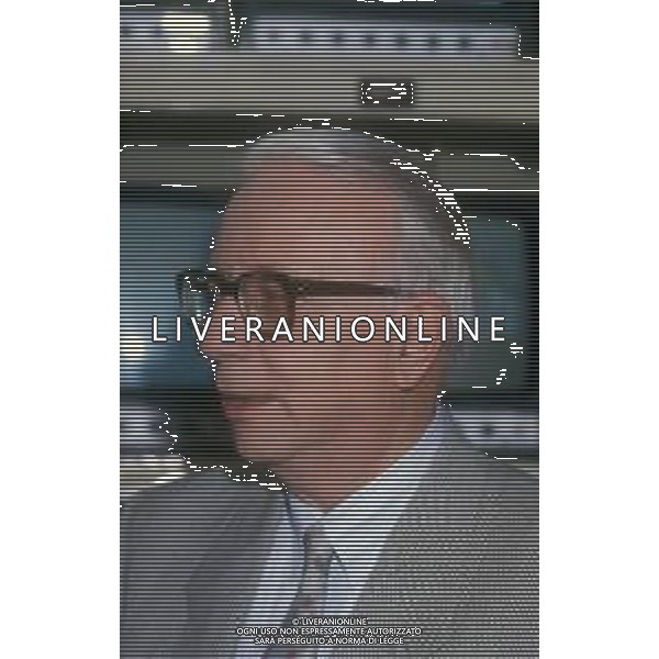 RETROSPETTIVA ENZO BIAGI GIORNALISTA E SCRITTORE E CONDUTTORE TELEVISIVO NELLA FOTO ENZO BIAGI NELLA TRASMISSIONE TELEVISIVA “IL CASO“ NELL\'ANNO 1985 AG ALDO LIVERANI SAS