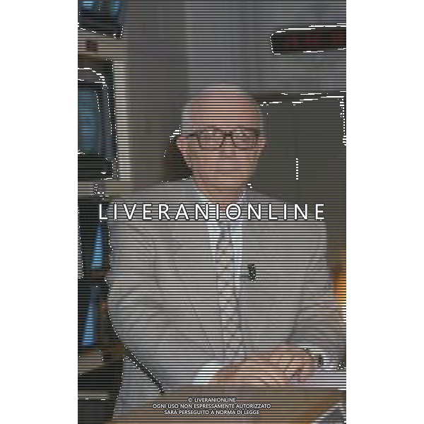 RETROSPETTIVA ENZO BIAGI GIORNALISTA E SCRITTORE E CONDUTTORE TELEVISIVO NELLA FOTO ENZO BIAGI NELLA TRASMISSIONE TELEVISIVA “IL CASO“ NELL\'ANNO 1985 AG ALDO LIVERANI SAS