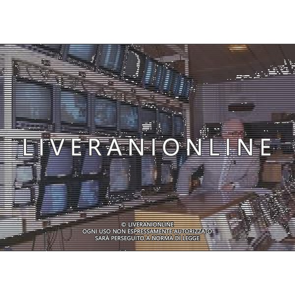 RETROSPETTIVA ENZO BIAGI GIORNALISTA E SCRITTORE E CONDUTTORE TELEVISIVO NELLA FOTO ENZO BIAGI NELLA TRASMISSIONE TELEVISIVA “IL CASO“ NELL\'ANNO 1985 AG ALDO LIVERANI SAS