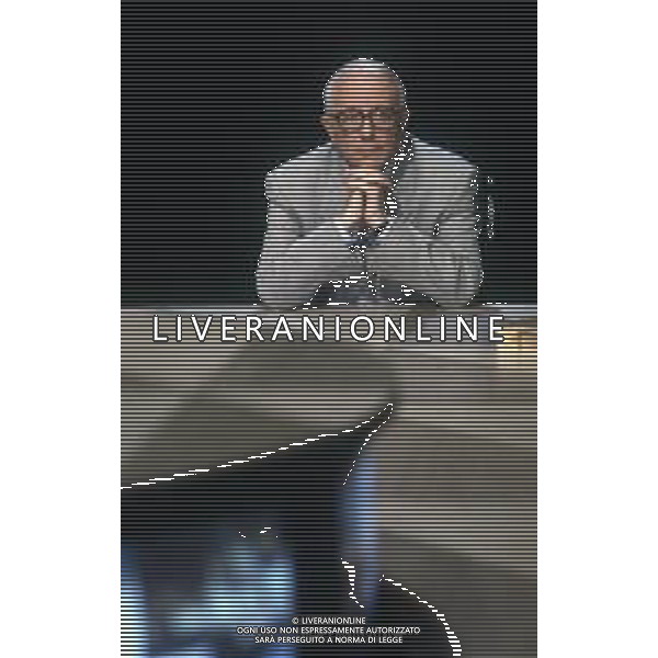 RETROSPETTIVA ENZO BIAGI GIORNALISTA E SCRITTORE E CONDUTTORE TELEVISIVO NELLA FOTO ENZO BIAGI NELLA TRASMISSIONE TELEVISIVA “IL CASO“ NELL\'ANNO 1985 AG ALDO LIVERANI SAS