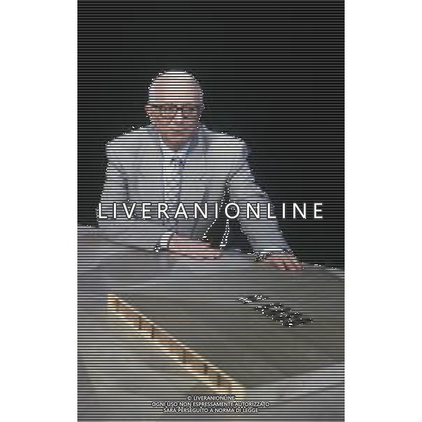 RETROSPETTIVA ENZO BIAGI GIORNALISTA E SCRITTORE E CONDUTTORE TELEVISIVO NELLA FOTO ENZO BIAGI NELLA TRASMISSIONE TELEVISIVA “IL CASO“ NELL\'ANNO 1985 AG ALDO LIVERANI SAS