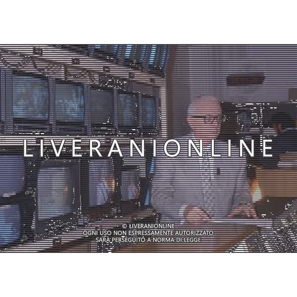 RETROSPETTIVA ENZO BIAGI GIORNALISTA E SCRITTORE E CONDUTTORE TELEVISIVO NELLA FOTO ENZO BIAGI NELLA TRASMISSIONE TELEVISIVA “IL CASO“ NELL\'ANNO 1985 AG ALDO LIVERANI SAS