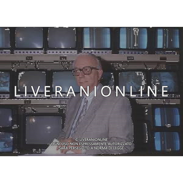 RETROSPETTIVA ENZO BIAGI GIORNALISTA E SCRITTORE E CONDUTTORE TELEVISIVO NELLA FOTO ENZO BIAGI NELLA TRASMISSIONE TELEVISIVA “IL CASO“ NELL\'ANNO 1985 AG ALDO LIVERANI SAS