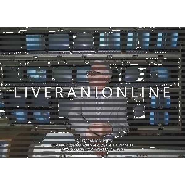 RETROSPETTIVA ENZO BIAGI GIORNALISTA E SCRITTORE E CONDUTTORE TELEVISIVO NELLA FOTO ENZO BIAGI NELLA TRASMISSIONE TELEVISIVA “IL CASO“ NELL\'ANNO 1985 AG ALDO LIVERANI SAS