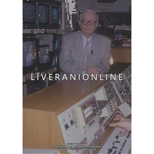 RETROSPETTIVA ENZO BIAGI GIORNALISTA E SCRITTORE E CONDUTTORE TELEVISIVO NELLA FOTO ENZO BIAGI NELLA TRASMISSIONE TELEVISIVA “IL CASO“ NELL\'ANNO 1985 AG ALDO LIVERANI SAS