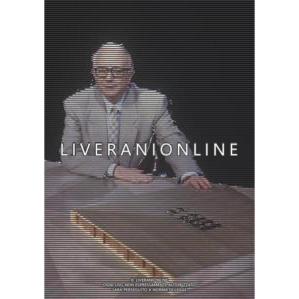 RETROSPETTIVA ENZO BIAGI GIORNALISTA E SCRITTORE E CONDUTTORE TELEVISIVO NELLA FOTO ENZO BIAGI NELLA TRASMISSIONE TELEVISIVA “IL CASO“ NELL\'ANNO 1985 AG ALDO LIVERANI SAS