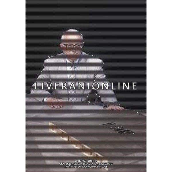 RETROSPETTIVA ENZO BIAGI GIORNALISTA E SCRITTORE E CONDUTTORE TELEVISIVO NELLA FOTO ENZO BIAGI NELLA TRASMISSIONE TELEVISIVA “IL CASO“ NELL\'ANNO 1985 AG ALDO LIVERANI SAS