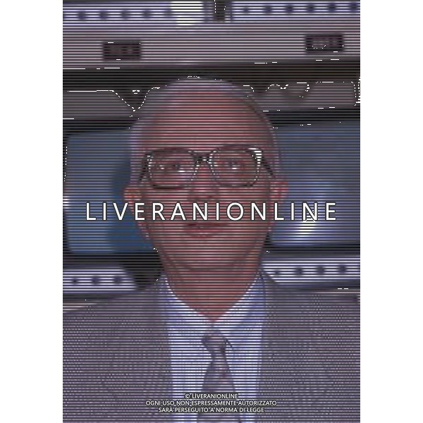 RETROSPETTIVA ENZO BIAGI GIORNALISTA E SCRITTORE E CONDUTTORE TELEVISIVO NELLA FOTO ENZO BIAGI NELLA TRASMISSIONE TELEVISIVA “IL CASO“ NELL\'ANNO 1985 AG ALDO LIVERANI SAS