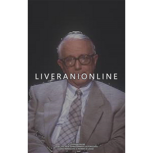 RETROSPETTIVA ENZO BIAGI GIORNALISTA E SCRITTORE E CONDUTTORE TELEVISIVO NELLA FOTO ENZO BIAGI NELLA TRASMISSIONE TELEVISIVA “IL CASO“ NELL\'ANNO 1985 AG ALDO LIVERANI SAS