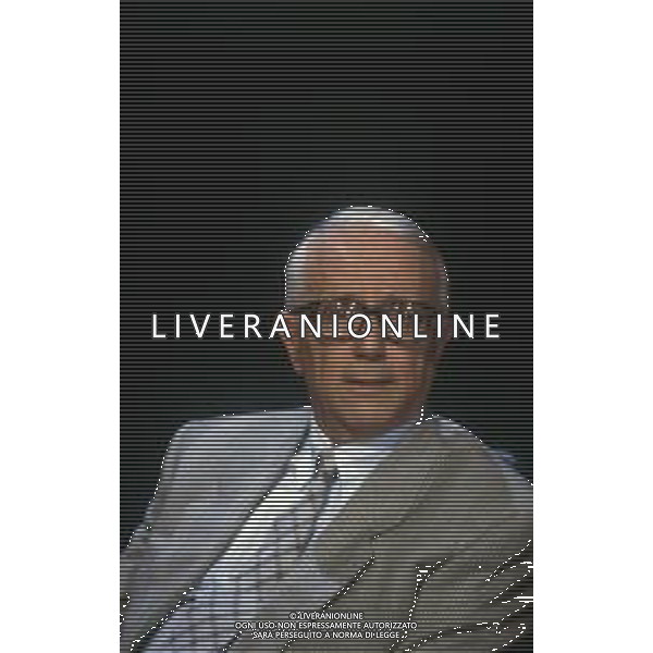 RETROSPETTIVA ENZO BIAGI GIORNALISTA E SCRITTORE E CONDUTTORE TELEVISIVO NELLA FOTO ENZO BIAGI NELLA TRASMISSIONE TELEVISIVA “IL CASO“ NELL\'ANNO 1985 AG ALDO LIVERANI SAS
