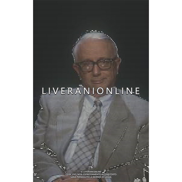 RETROSPETTIVA ENZO BIAGI GIORNALISTA E SCRITTORE E CONDUTTORE TELEVISIVO NELLA FOTO ENZO BIAGI NELLA TRASMISSIONE TELEVISIVA “IL CASO“ NELL\'ANNO 1985 AG ALDO LIVERANI SAS