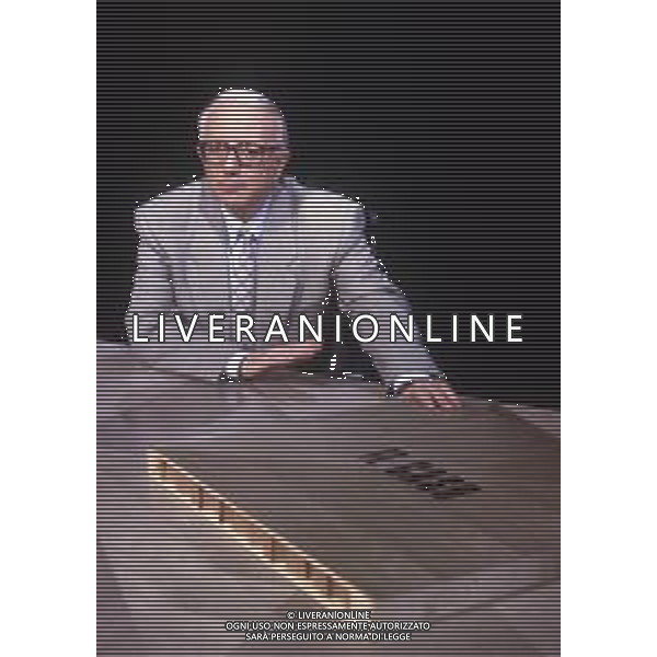 RETROSPETTIVA ENZO BIAGI GIORNALISTA E SCRITTORE E CONDUTTORE TELEVISIVO NELLA FOTO ENZO BIAGI NELLA TRASMISSIONE TELEVISIVA “IL CASO“ NELL\'ANNO 1985 AG ALDO LIVERANI SAS
