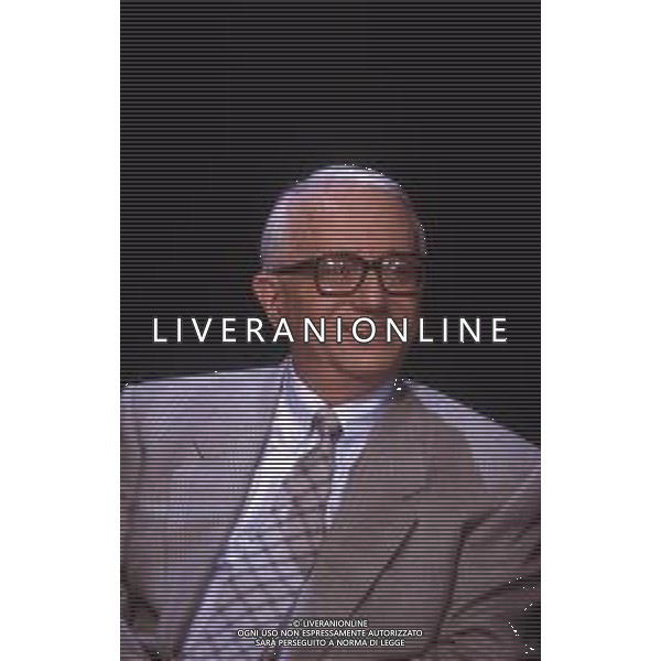 RETROSPETTIVA ENZO BIAGI GIORNALISTA E SCRITTORE E CONDUTTORE TELEVISIVO NELLA FOTO ENZO BIAGI NELLA TRASMISSIONE TELEVISIVA “IL CASO“ NELL\'ANNO 1985 AG ALDO LIVERANI SAS