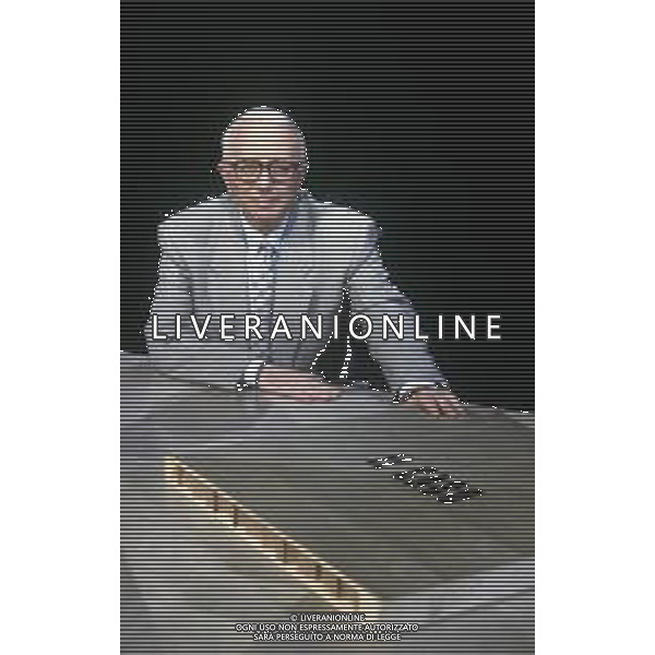 RETROSPETTIVA ENZO BIAGI GIORNALISTA E SCRITTORE E CONDUTTORE TELEVISIVO NELLA FOTO ENZO BIAGI NELLA TRASMISSIONE TELEVISIVA “IL CASO“ NELL\'ANNO 1985 AG ALDO LIVERANI SAS