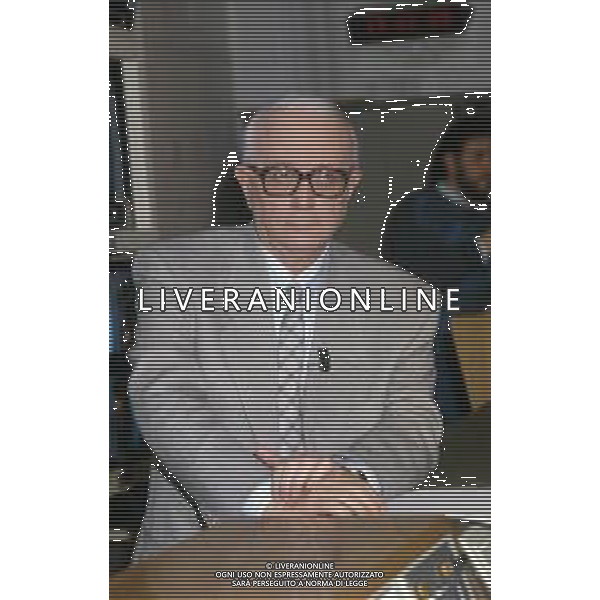 RETROSPETTIVA ENZO BIAGI GIORNALISTA E SCRITTORE E CONDUTTORE TELEVISIVO NELLA FOTO ENZO BIAGI NELLA TRASMISSIONE TELEVISIVA “IL CASO“ NELL\'ANNO 1985 AG ALDO LIVERANI SAS