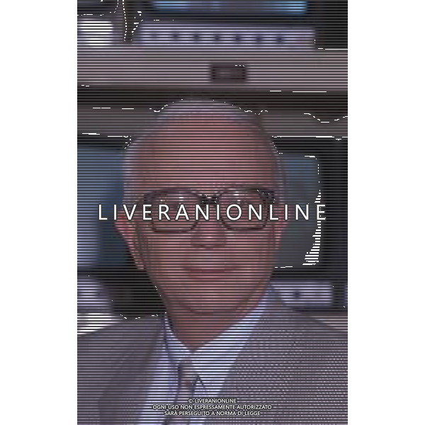 RETROSPETTIVA ENZO BIAGI GIORNALISTA E SCRITTORE E CONDUTTORE TELEVISIVO NELLA FOTO ENZO BIAGI NELLA TRASMISSIONE TELEVISIVA “IL CASO“ NELL\'ANNO 1985 AG ALDO LIVERANI SAS