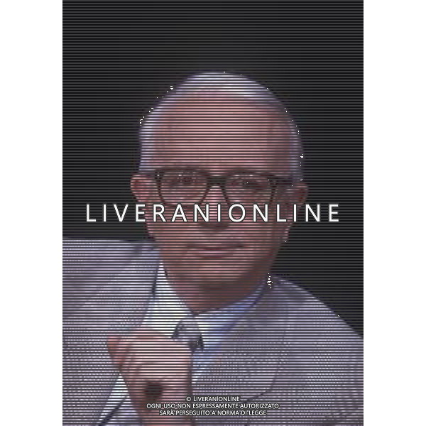 RETROSPETTIVA ENZO BIAGI GIORNALISTA E SCRITTORE E CONDUTTORE TELEVISIVO NELLA FOTO ENZO BIAGI NELLA TRASMISSIONE TELEVISIVA “IL CASO“ NELL\'ANNO 1985 AG ALDO LIVERANI SAS