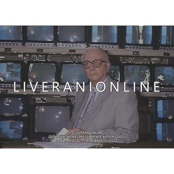 RETROSPETTIVA ENZO BIAGI GIORNALISTA E SCRITTORE E CONDUTTORE TELEVISIVO NELLA FOTO ENZO BIAGI NELLA TRASMISSIONE TELEVISIVA “IL CASO“ NELL\'ANNO 1985 AG ALDO LIVERANI SAS