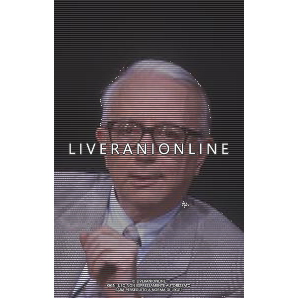 RETROSPETTIVA ENZO BIAGI GIORNALISTA E SCRITTORE E CONDUTTORE TELEVISIVO NELLA FOTO ENZO BIAGI NELLA TRASMISSIONE TELEVISIVA “IL CASO“ NELL\'ANNO 1985 AG ALDO LIVERANI SAS