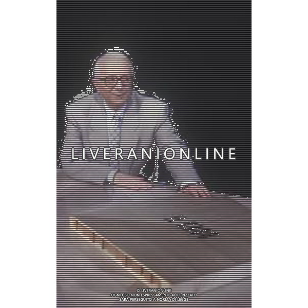RETROSPETTIVA ENZO BIAGI GIORNALISTA E SCRITTORE E CONDUTTORE TELEVISIVO NELLA FOTO ENZO BIAGI NELLA TRASMISSIONE TELEVISIVA “IL CASO“ NELL\'ANNO 1985 AG ALDO LIVERANI SAS