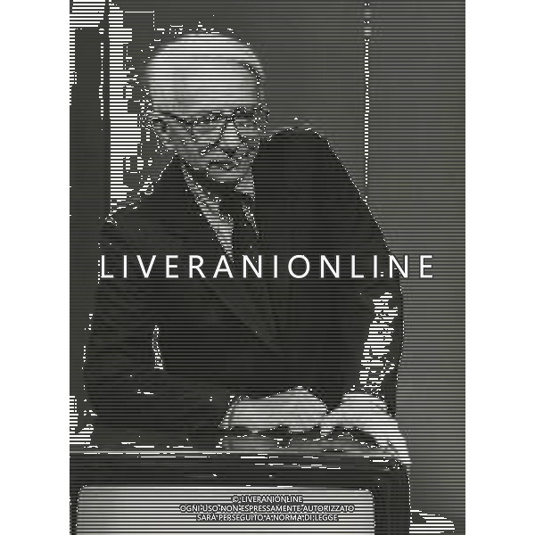 RETROSPETTIVA ENZO BIAGI GIORNALISTA E SCRITTORE E CONDUTTORE TELEVISIVO NELLA FOTO ENZO BIAGI NELLA TRASMISSIONE TELEVISIVA“TERRE LONTANE“ NELL\'ANNO 1989 AG ALDO LIVERANI SAS 