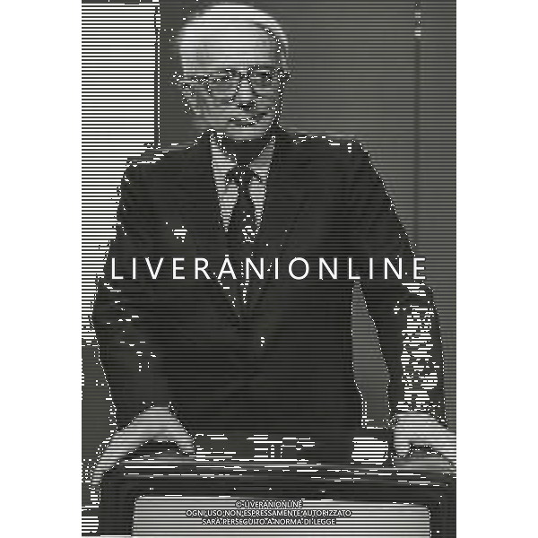 RETROSPETTIVA ENZO BIAGI GIORNALISTA E SCRITTORE E CONDUTTORE TELEVISIVO NELLA FOTO ENZO BIAGI NELLA TRASMISSIONE TELEVISIVA“TERRE LONTANE“ NELL\'ANNO 1989 AG ALDO LIVERANI SAS 