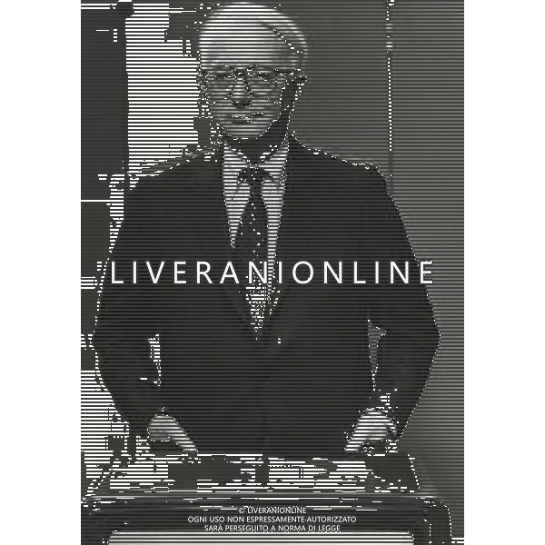 RETROSPETTIVA ENZO BIAGI GIORNALISTA E SCRITTORE E CONDUTTORE TELEVISIVO NELLA FOTO ENZO BIAGI NELLA TRASMISSIONE TELEVISIVA“TERRE LONTANE“ NELL\'ANNO 1989 AG ALDO LIVERANI SAS 