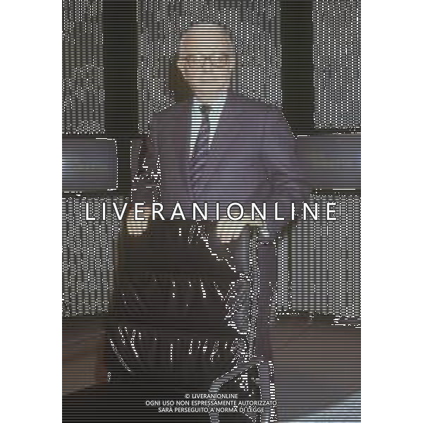 RETROSPETTIVA ENZO BIAGI GIORNALISTA E SCRITTORE E CONDUTTORE TELEVISIVO NELLA FOTO ENZO BIAGI NELLA TRASMISSIONE TELEVISIVA“TERRE LONTANE“ NELL\'ANNO 1989 AG ALDO LIVERANI SAS 