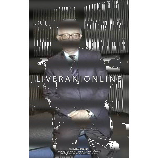 RETROSPETTIVA ENZO BIAGI GIORNALISTA E SCRITTORE E CONDUTTORE TELEVISIVO NELLA FOTO ENZO BIAGI NELLA TRASMISSIONE TELEVISIVA“TERRE LONTANE“ NELL\'ANNO 1989 AG ALDO LIVERANI SAS 