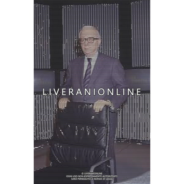 RETROSPETTIVA ENZO BIAGI GIORNALISTA E SCRITTORE E CONDUTTORE TELEVISIVO NELLA FOTO ENZO BIAGI NELLA TRASMISSIONE TELEVISIVA“TERRE LONTANE“ NELL\'ANNO 1989 AG ALDO LIVERANI SAS 