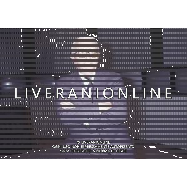 RETROSPETTIVA ENZO BIAGI GIORNALISTA E SCRITTORE E CONDUTTORE TELEVISIVO NELLA FOTO ENZO BIAGI NELLA TRASMISSIONE TELEVISIVA“TERRE LONTANE“ NELL\'ANNO 1989 AG ALDO LIVERANI SAS 