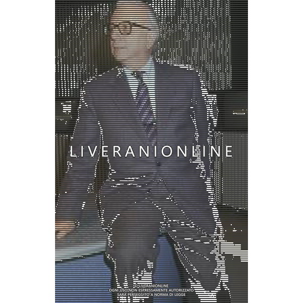 RETROSPETTIVA ENZO BIAGI GIORNALISTA E SCRITTORE E CONDUTTORE TELEVISIVO NELLA FOTO ENZO BIAGI NELLA TRASMISSIONE TELEVISIVA“TERRE LONTANE“ NELL\'ANNO 1989 AG ALDO LIVERANI SAS 