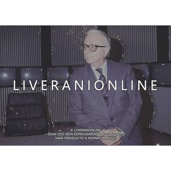 RETROSPETTIVA ENZO BIAGI GIORNALISTA E SCRITTORE E CONDUTTORE TELEVISIVO NELLA FOTO ENZO BIAGI NELLA TRASMISSIONE TELEVISIVA“TERRE LONTANE“ NELL\'ANNO 1989 AG ALDO LIVERANI SAS 