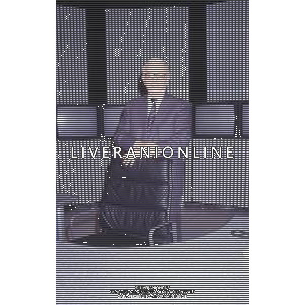 RETROSPETTIVA ENZO BIAGI GIORNALISTA E SCRITTORE E CONDUTTORE TELEVISIVO NELLA FOTO ENZO BIAGI NELLA TRASMISSIONE TELEVISIVA“TERRE LONTANE“ NELL\'ANNO 1989 AG ALDO LIVERANI SAS 