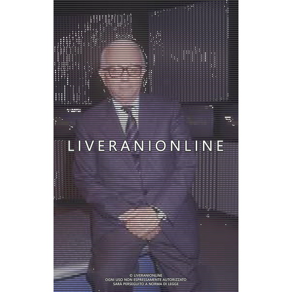RETROSPETTIVA ENZO BIAGI GIORNALISTA E SCRITTORE E CONDUTTORE TELEVISIVO NELLA FOTO ENZO BIAGI NELLA TRASMISSIONE TELEVISIVA“TERRE LONTANE“ NELL\'ANNO 1989 AG ALDO LIVERANI SAS 