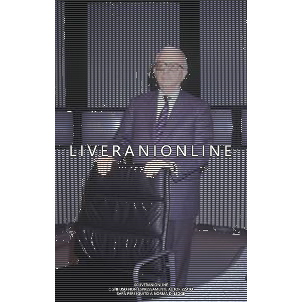 RETROSPETTIVA ENZO BIAGI GIORNALISTA E SCRITTORE E CONDUTTORE TELEVISIVO NELLA FOTO ENZO BIAGI NELLA TRASMISSIONE TELEVISIVA“TERRE LONTANE“ NELL\'ANNO 1989 AG ALDO LIVERANI SAS 