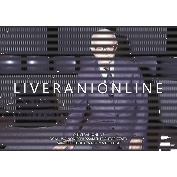 RETROSPETTIVA ENZO BIAGI GIORNALISTA E SCRITTORE E CONDUTTORE TELEVISIVO NELLA FOTO ENZO BIAGI NELLA TRASMISSIONE TELEVISIVA“TERRE LONTANE“ NELL\'ANNO 1989 AG ALDO LIVERANI SAS 