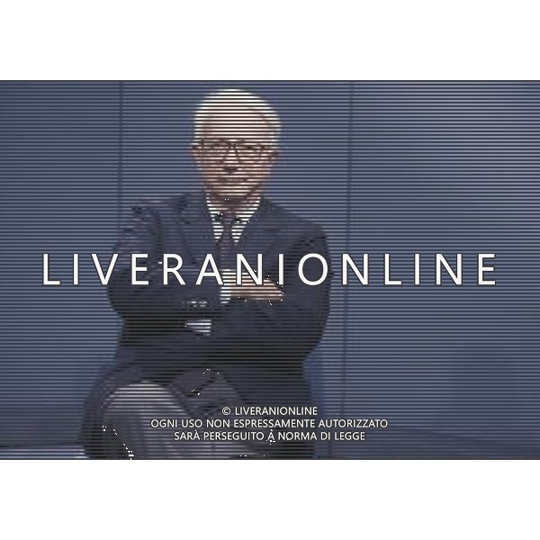 RETROSPETTIVA ENZO BIAGI GIORNALISTA E SCRITTORE E CONDUTTORE TELEVISIVO NELLA FOTO ENZO BIAGI NELLA TRASMISSIONE TELEVISIVA“TERRE LONTANE“ NELL\'ANNO 1989 AG ALDO LIVERANI SAS 