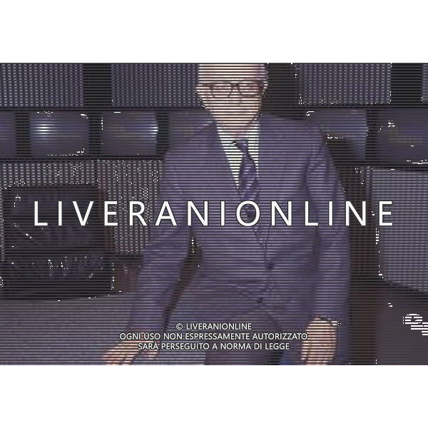 RETROSPETTIVA ENZO BIAGI GIORNALISTA E SCRITTORE E CONDUTTORE TELEVISIVO NELLA FOTO ENZO BIAGI NELLA TRASMISSIONE TELEVISIVA“TERRE LONTANE“ NELL\'ANNO 1989 AG ALDO LIVERANI SAS 