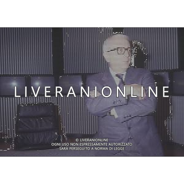 RETROSPETTIVA ENZO BIAGI GIORNALISTA E SCRITTORE E CONDUTTORE TELEVISIVO NELLA FOTO ENZO BIAGI NELLA TRASMISSIONE TELEVISIVA“TERRE LONTANE“ NELL\'ANNO 1989 AG ALDO LIVERANI SAS 