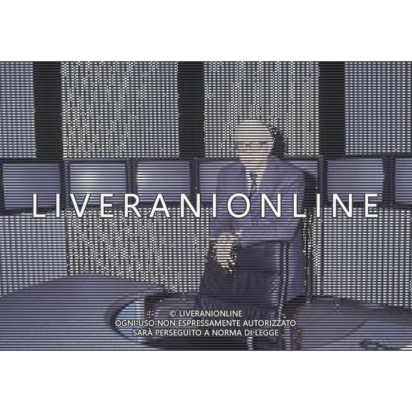 RETROSPETTIVA ENZO BIAGI GIORNALISTA E SCRITTORE E CONDUTTORE TELEVISIVO NELLA FOTO ENZO BIAGI NELLA TRASMISSIONE TELEVISIVA“TERRE LONTANE“ NELL\'ANNO 1989 AG ALDO LIVERANI SAS 