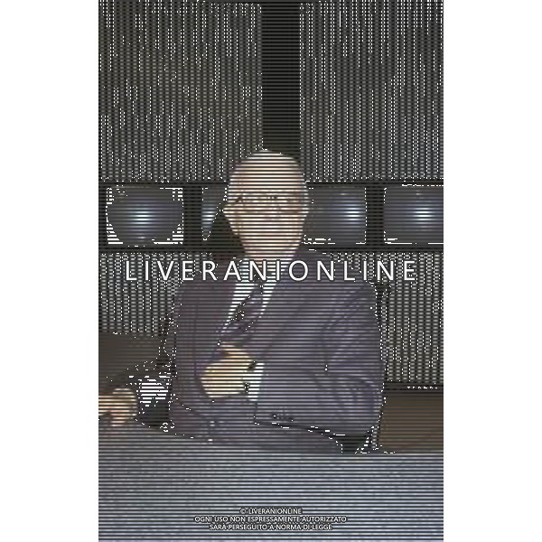 RETROSPETTIVA ENZO BIAGI GIORNALISTA E SCRITTORE E CONDUTTORE TELEVISIVO NELLA FOTO ENZO BIAGI NELLA TRASMISSIONE TELEVISIVA“TERRE LONTANE“ NELL\'ANNO 1989 AG ALDO LIVERANI SAS 