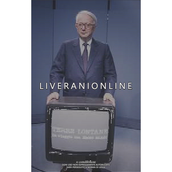 RETROSPETTIVA ENZO BIAGI GIORNALISTA E SCRITTORE E CONDUTTORE TELEVISIVO NELLA FOTO ENZO BIAGI NELLA TRASMISSIONE TELEVISIVA“TERRE LONTANE“ NELL\'ANNO 1989 AG ALDO LIVERANI SAS 