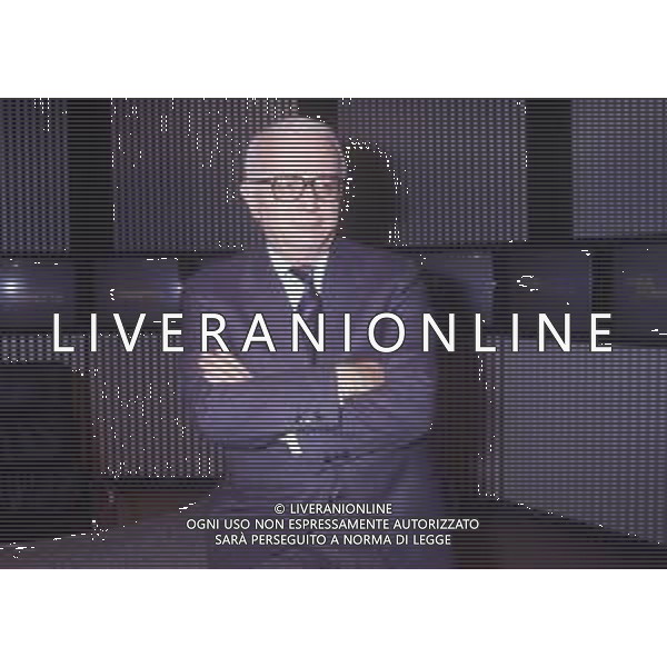 RETROSPETTIVA ENZO BIAGI GIORNALISTA E SCRITTORE E CONDUTTORE TELEVISIVO NELLA FOTO ENZO BIAGI NELLA TRASMISSIONE TELEVISIVA“TERRE LONTANE“ NELL\'ANNO 1989 AG ALDO LIVERANI SAS 