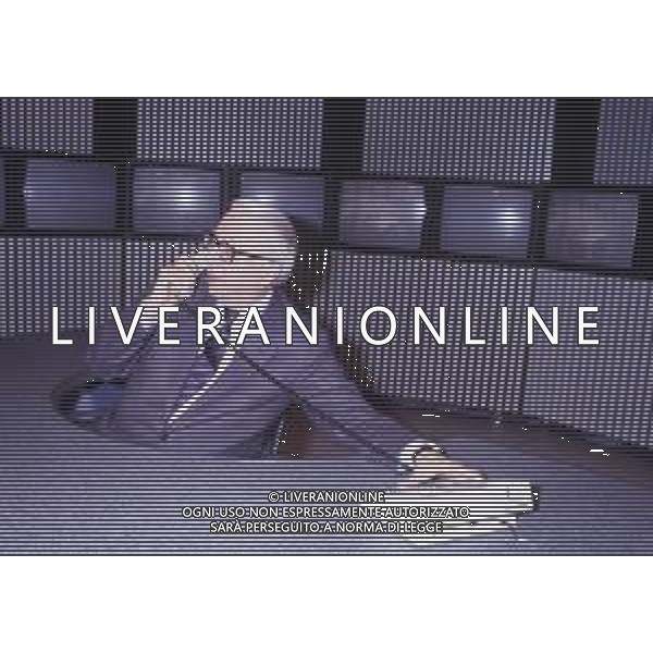 RETROSPETTIVA ENZO BIAGI GIORNALISTA E SCRITTORE E CONDUTTORE TELEVISIVO NELLA FOTO ENZO BIAGI NELLA TRASMISSIONE TELEVISIVA“TERRE LONTANE“ NELL\'ANNO 1989 AG ALDO LIVERANI SAS 